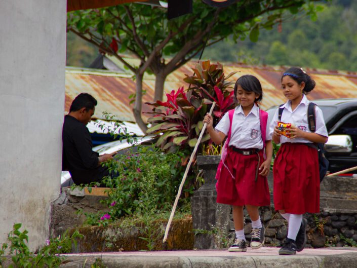 Kinder auf dem Schulweg in Bali