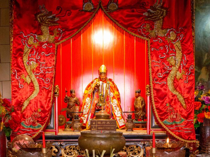 Opferalter im chinesischen Tempel Ling Gwang Klong