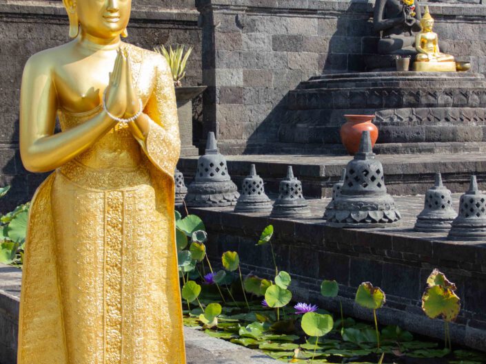 Götterskulpturen in einem Tempel in Bali