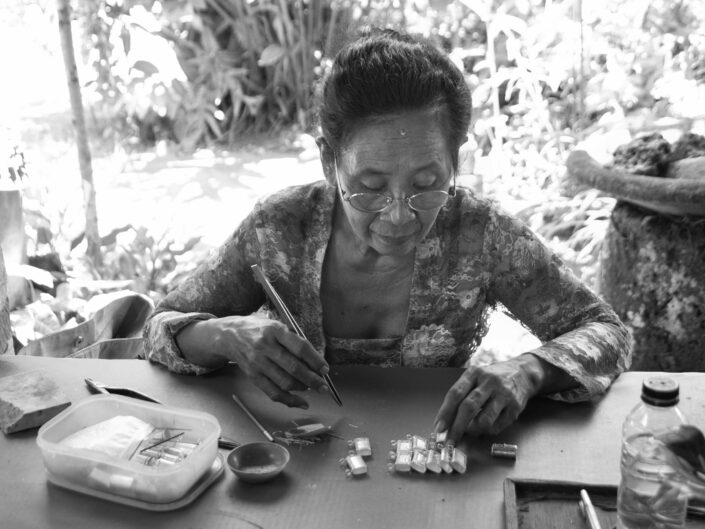Silberschmiedekunst Balinesierin bei der Arbeit